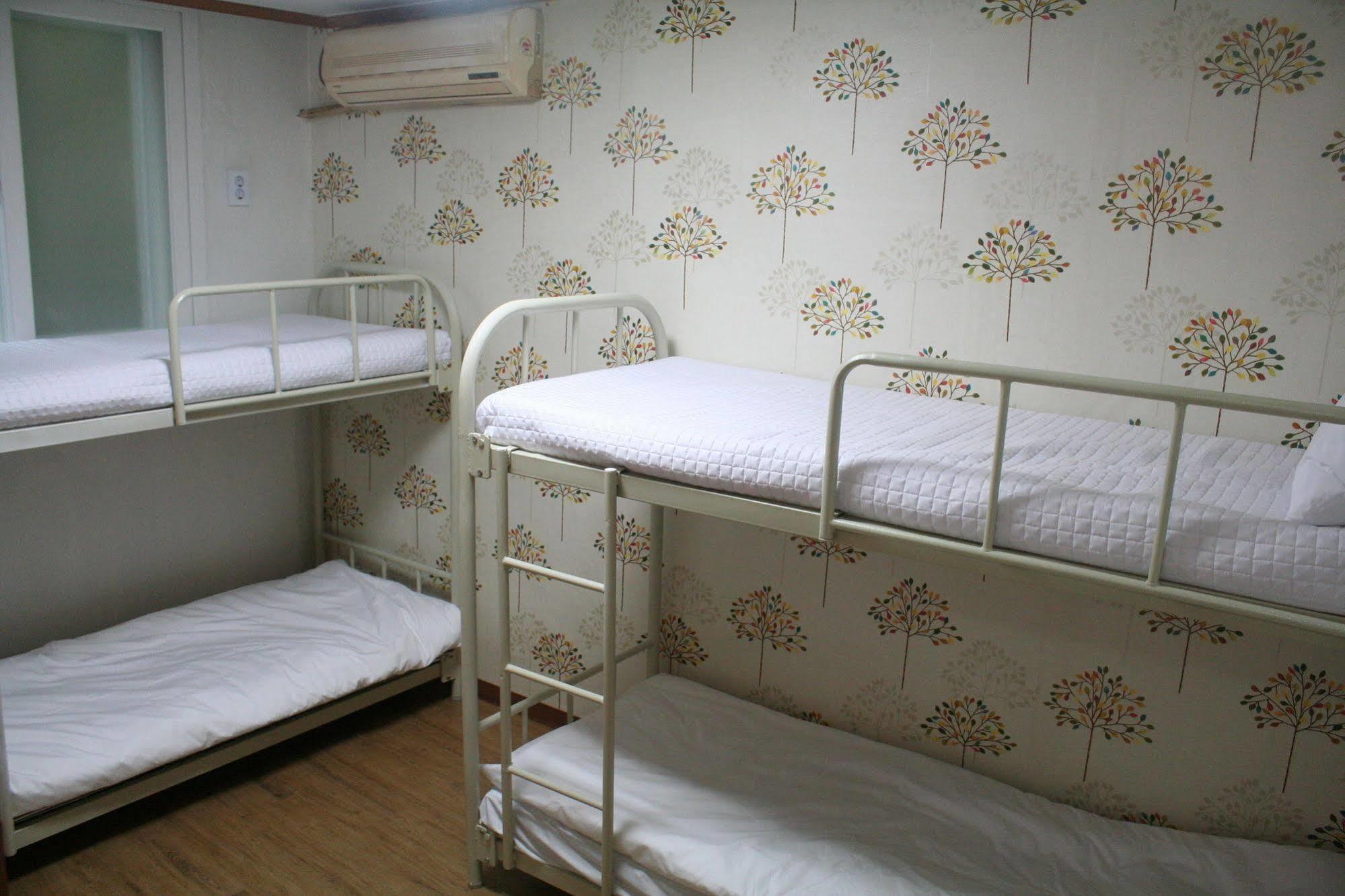 Huga Haus Hostel Сеул Екстериор снимка